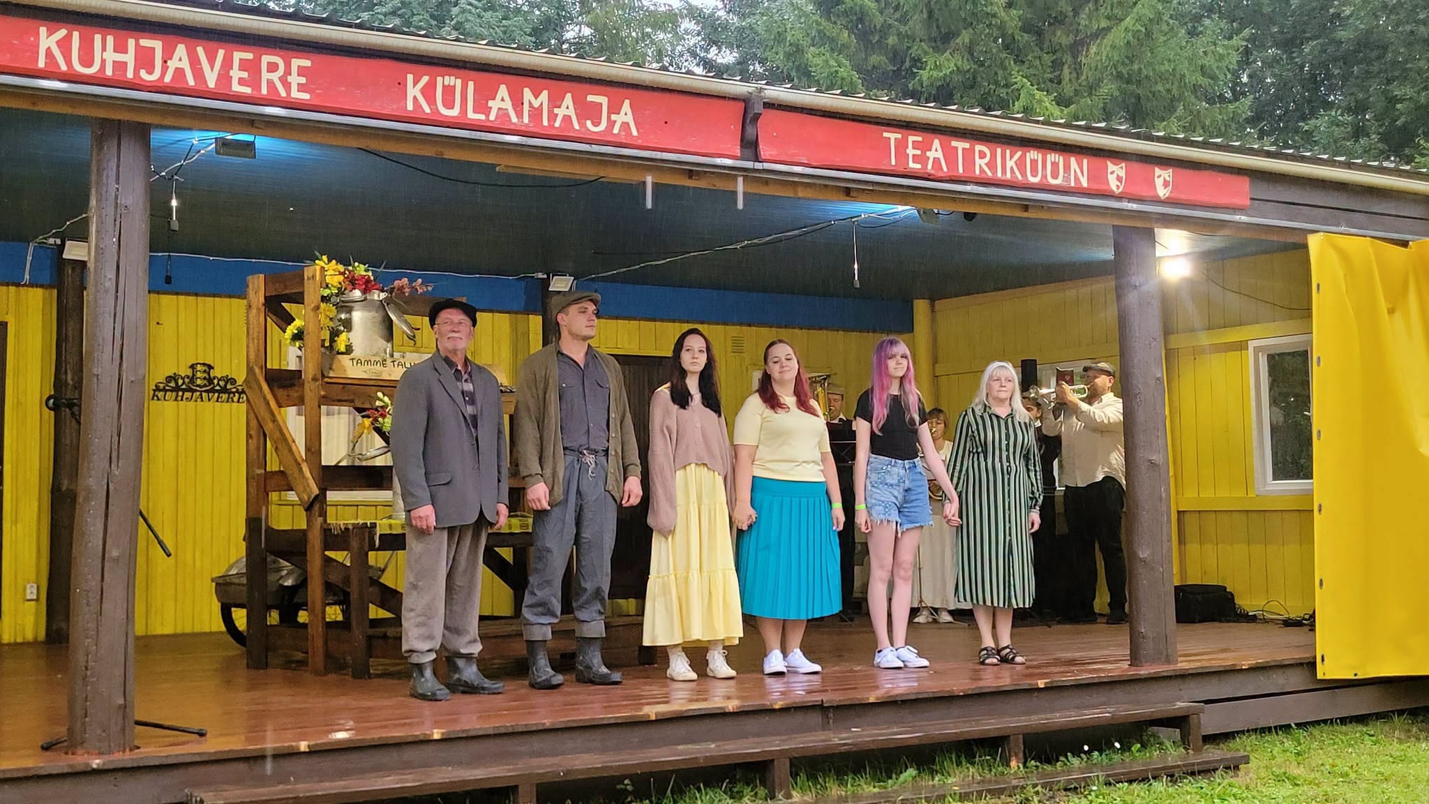 Sulbi külateatri koosseis, tagaplaanil osake Kungla puhkpilliorkestrist. Foto: ERAKOGU